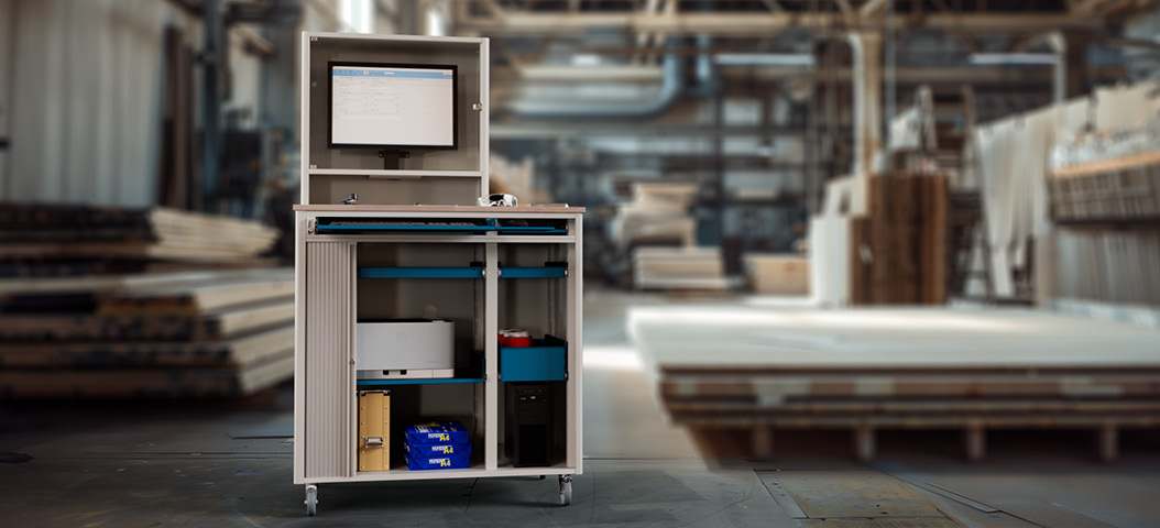 Mobile Computerstation in einer Werkhalle, ausgerüstet mit Bildschirm, Tastatur, diversen Ablagefächern und Materialschubladen.